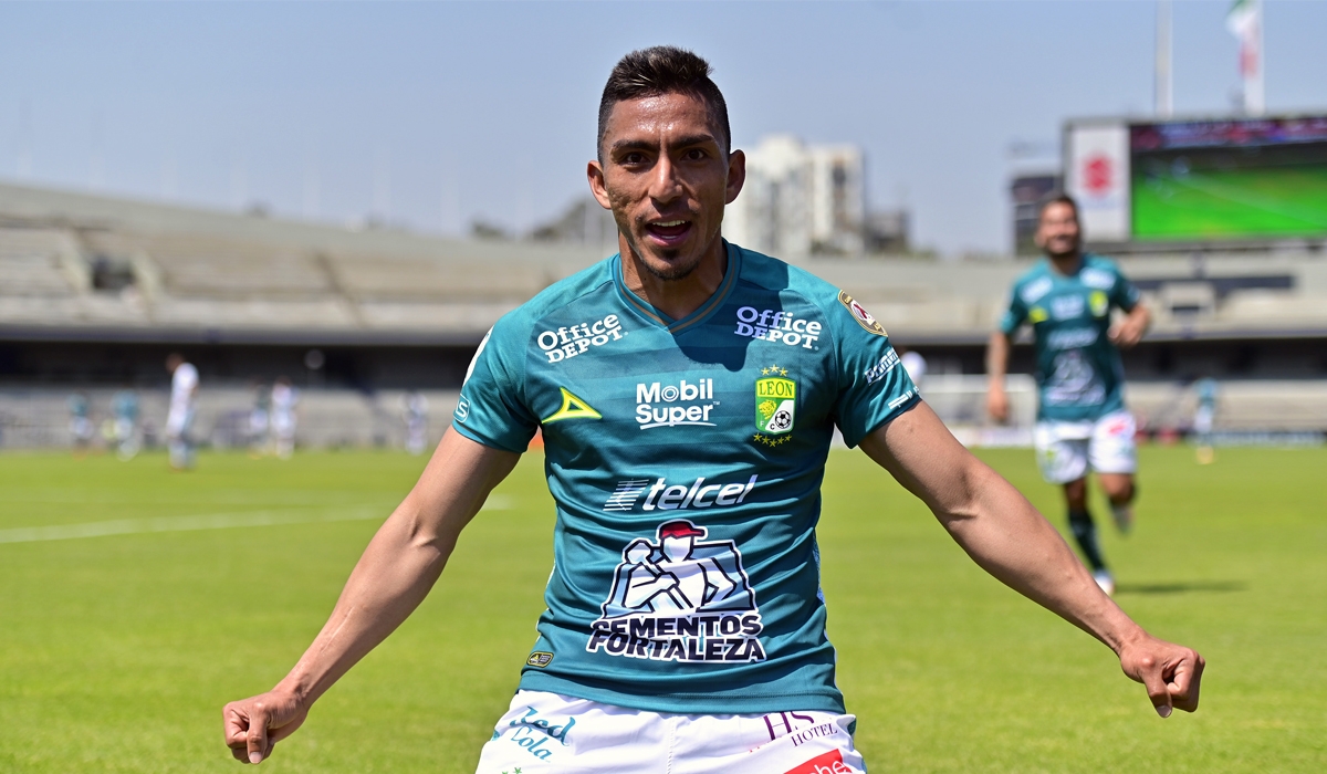 angel mena leon pumas